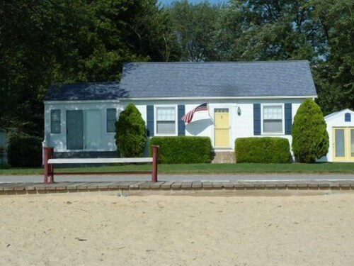 Eastern Shore beach cottage get-away