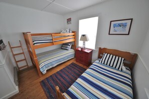 2 bedrooms, iron/ironing board, free WiFi, bed sheets - Eastern Shore beach cottage get-away (Rock Hall)