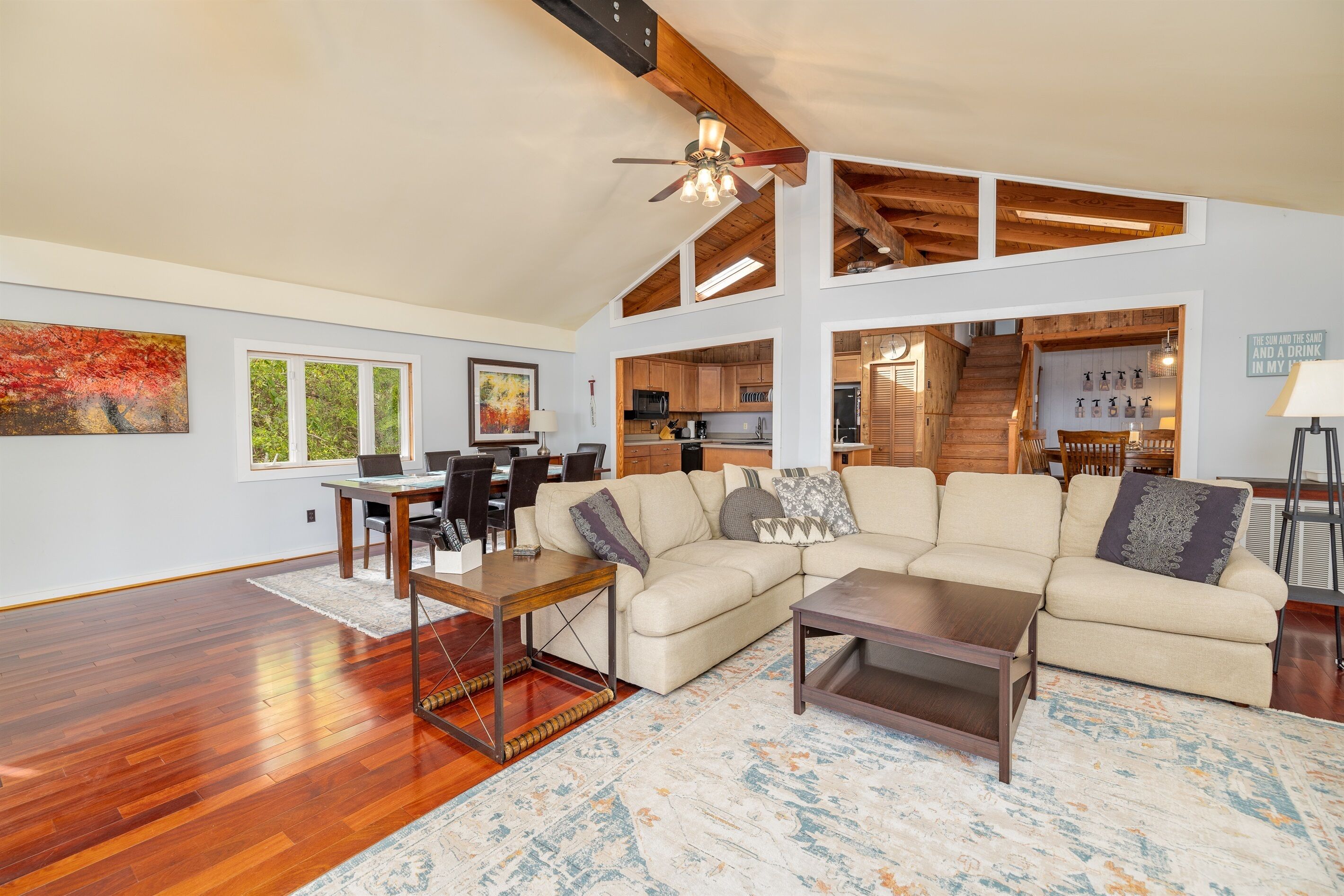 智能電視、DVD 播放機、乒乓球設施、書籍