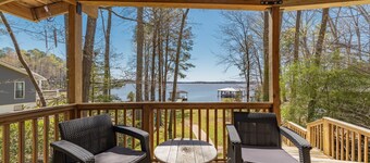 LAC PRINCIPAL Vue dans une crique protégée sur un terrain plat avec une large plage de sable