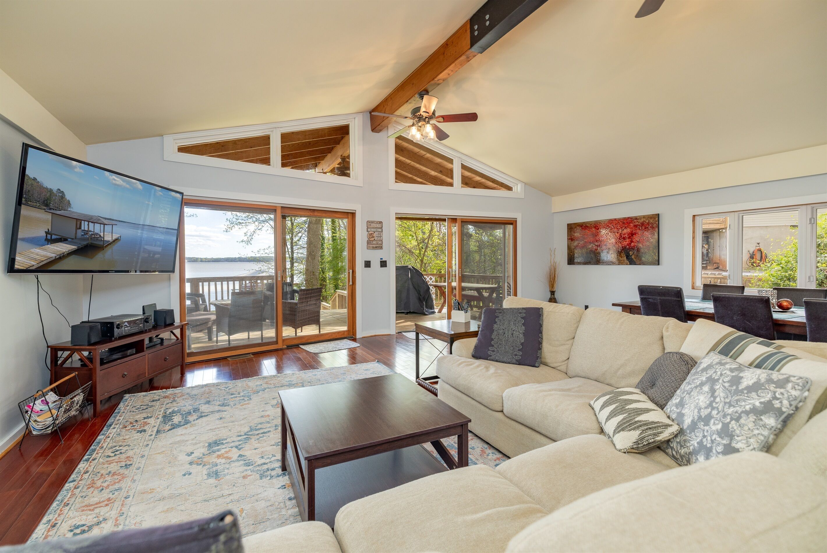 TV connectée, lecteur de DVD, table de tennis de table, livres