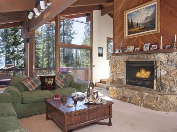 Smart TV, fireplace, video games, DVD player - 1 Block to the beach, Sleeps 10, hot tub, and new kitchen finished in '22. (Tahoe City)