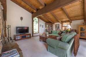 Smart TV, fireplace, video games, DVD player - 1 Block from beach-Sleeps 10-Hot tub-Filtered lake views-Quiet neighborhood (Tahoe City)