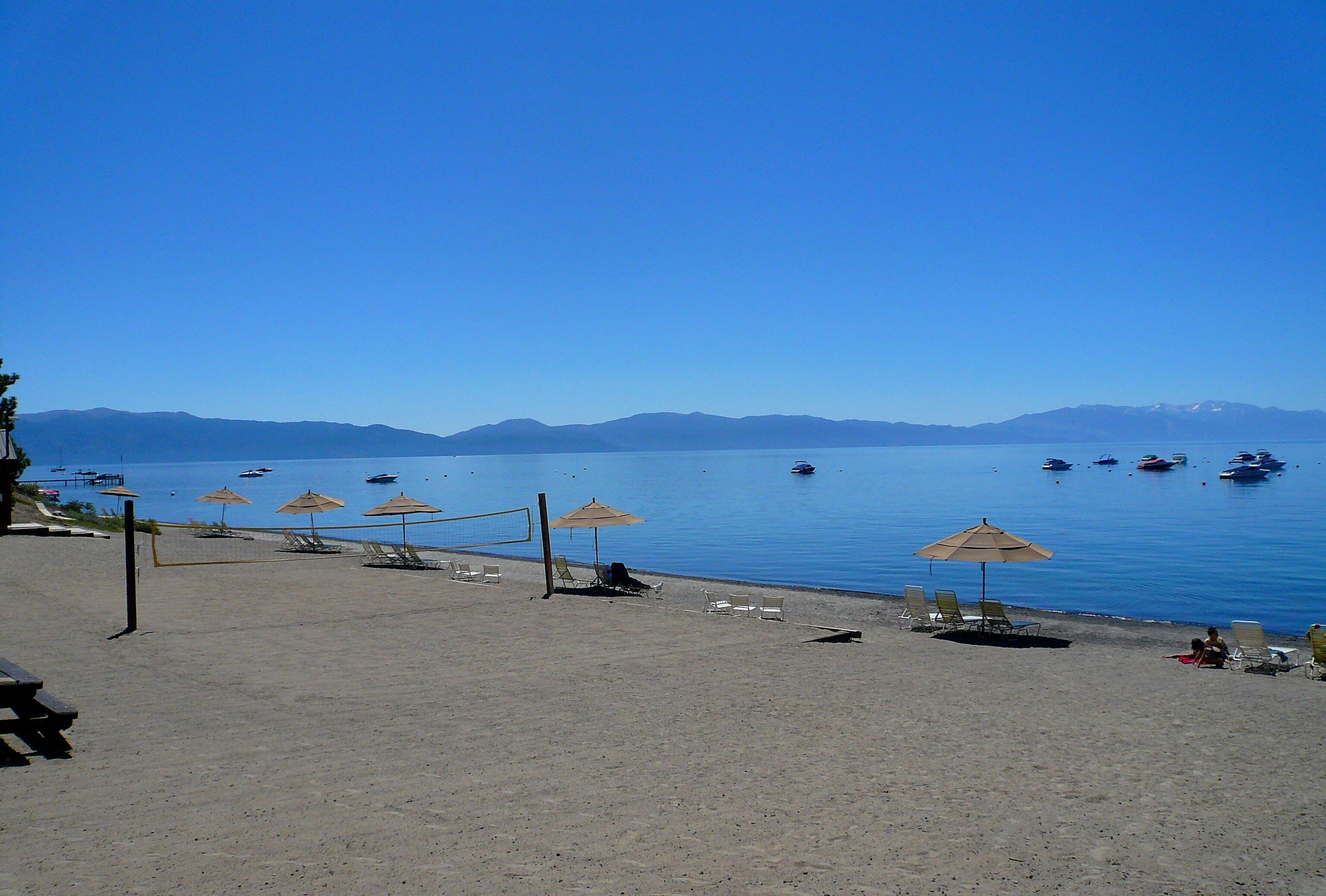Vlak bij het strand, ligstoelen aan het strand