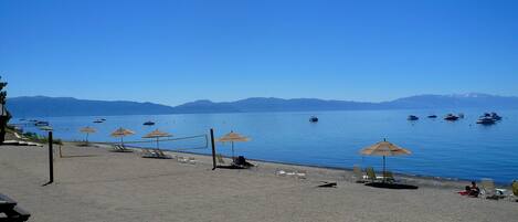 Ranta lähistöllä, aurinkotuoleja