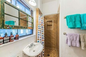 Ensemble douche/baignoire, sèche-cheveux, serviettes fournies, shampoing