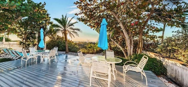 Outdoor dining - Su Casa - Beachfront Home - Indian Rocks Beach (Indian Rocks Beach)
