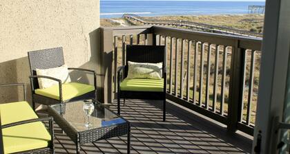 Ocean-Front Condo with Balcony, Pool and Private Dock to the Beach