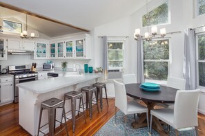Fridge, microwave, oven, stovetop - *Specials* 😍 Stunning Main Fork "Kaweah River House" -1/2 Mile to Sequoia Park (Three Rivers)