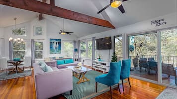 Smart TV, videojuegos, reproductor de DVD y futbolito