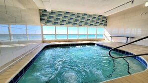 Innendørsbasseng og utendørsbasseng