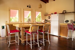 Réfrigérateur, four à micro-ondes, surface de cuisson, lave-vaisselle