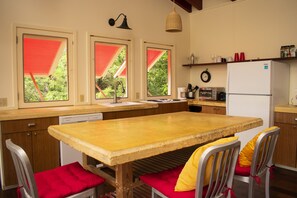 Réfrigérateur, four à micro-ondes, surface de cuisson, lave-vaisselle