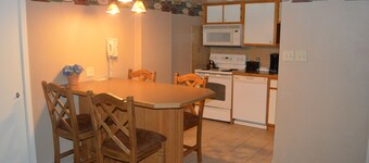 Silver Creek 1703 - Condo 2 chambres, climatisation, sans frais de nettoyage, piscine et bain à remous