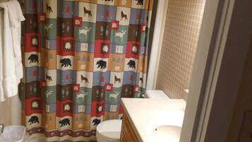 Duschwanne, Haartrockner, Handtücher