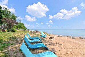 Sur la plage, chaise longue