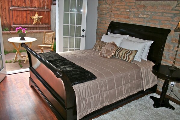 2 عدّة غرف نوم ومكتب ومكواة/لوح كي وسرير سفر