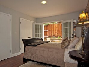 2 Schlafzimmer, Schreibtisch, Bügeleisen/Bügelbrett, Reisekinderbett