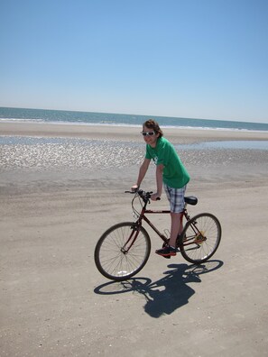 Beach nearby, sun loungers - 1st Floor, OWNER Mgmt, New Kitchen, King Bed, Walk to Beach, Tennis Pickle Ball (Hilton Head Island)