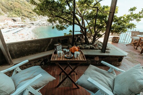 A house like a boat – living the sea in the heart of Monterosso