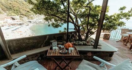 A house like a boat â living the sea in the heart of Monterosso