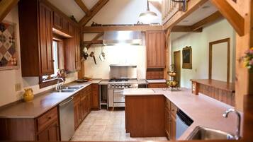 KylskÄp, mikrovÄgsugn, ugn och spishÀll