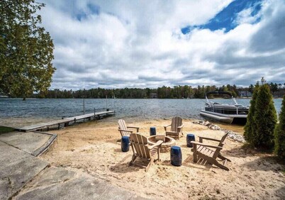 LAKEFRONT RETREAT WITH KAYAK AND PADDLE BOARDS, LONG LAKE, TRAVERSE CITY