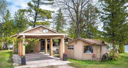 LAKEFRONT RETREAT WITH KAYAK AND PADDLE BOARDS, LONG LAKE, TRAVERSE CITY