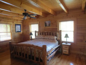 3 bedrooms, travel crib, free WiFi, bed sheets - Pool in back! -2x King Suites -120in Projection -Pool Table -HotTub -Easy Access (Pigeon Forge)