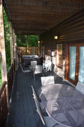 Outdoor dining - Pool in back! -2x King Suites -120in Projection -Pool Table -HotTub -Easy Access (Pigeon Forge)