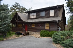 Exterior - Pool in back! -2x King Suites -120in Projection -Pool Table -HotTub -Easy Access (Pigeon Forge)