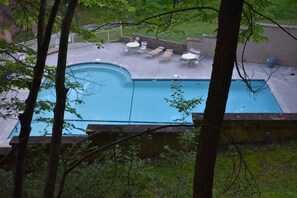 Outdoor pool - Pool in back! -2x King Suites -120in Projection -Pool Table -HotTub -Easy Access (Pigeon Forge)