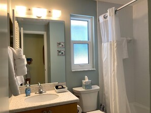 Badewanne, Haartrockner, Handtücher