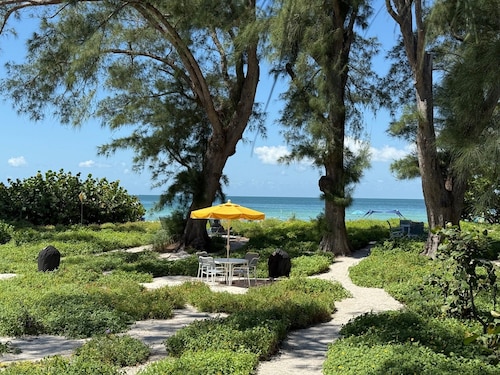 Cozy Ground-Level Beach Retreat – 75 Steps to the Gulf | Bamboo Apts #4