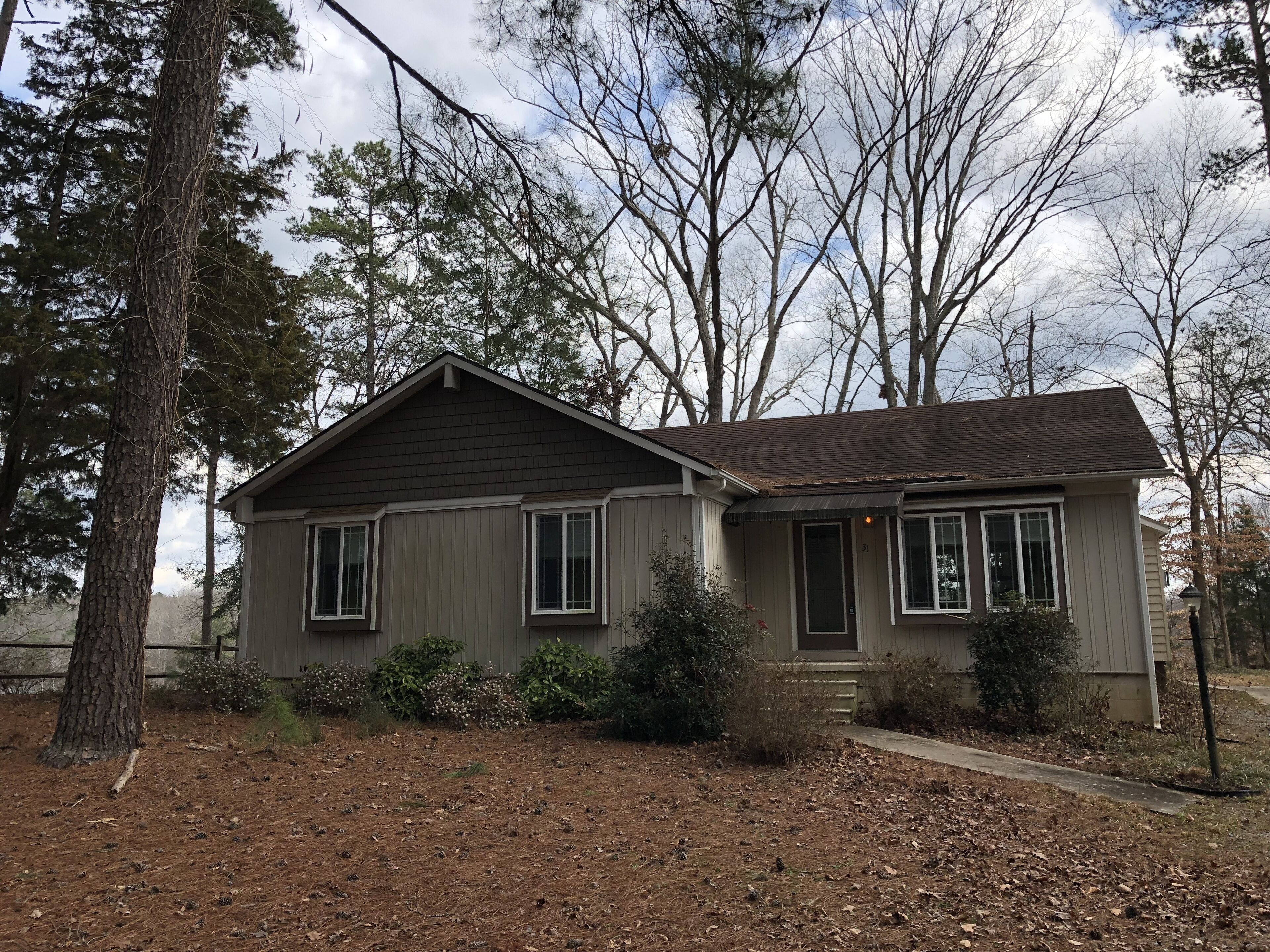 Cute & Cozy 3BR 2BA Lake Front House on Lake Gaston - private water access!