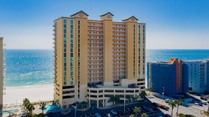 Un hotel de varios pisos con zona de piscina y vistas a la playa.