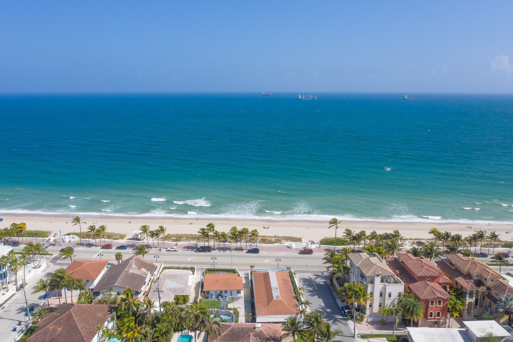 En la playa y toallas de playa 