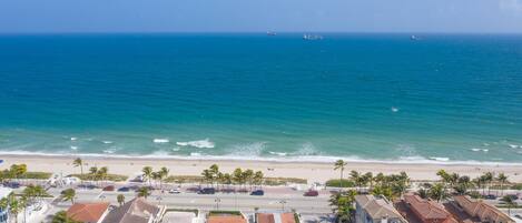 En la playa y toallas de playa