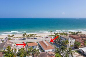 På stranden og strandhåndklær