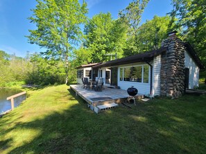 Outdoor dining - River Ranch Rental - Cabin in the woods--fishing, relaxation, wildlife, river (Irons)