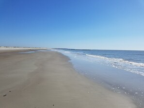 On the beach - Direct Oceanfront Condo - Totally Remodeled / Breathtaking Views (Hilton Head Island)