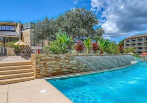 Utendørsbasseng og et oppvarmet basseng