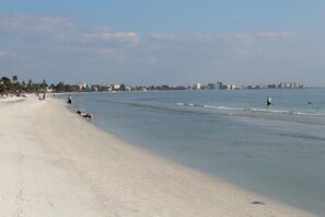 Am Strand, Liegestühle, Strandtücher