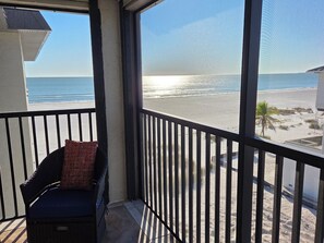 Property grounds - Top-Floor Beachfront Condo – 2BR/2BA at Estero Sands – Weekly Rental (Fort Myers Beach)