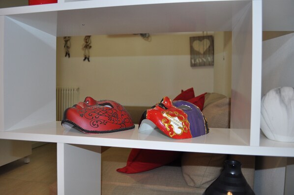 A white shelf with two decorative shoes and a vase. - Modern family-studio, between San Marco Square and Arsenale Biennale Exposition. (Venezia)