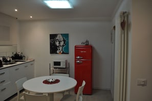Fridge, microwave, stovetop, coffee/tea maker - Modern family-studio, between San Marco Square and Arsenale Biennale Exposition. (Venezia)