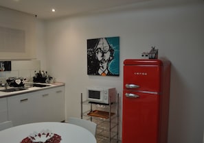 Refrigerador, microondas, placa de cocina, cafetera/tetera