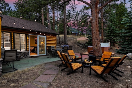 Terrace/patio. SPA RIVER CABIN On River, Hot Tub, 5 Min RMNP, Steam Shower, Firepit, 2 Bath