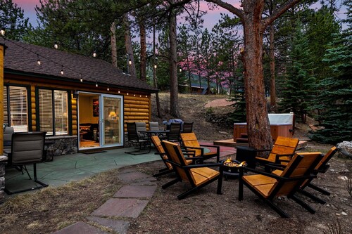SPA RIVER CABIN On River, Hot Tub, 5 Min RMNP, Steam Shower, Firepit, 2 Bath