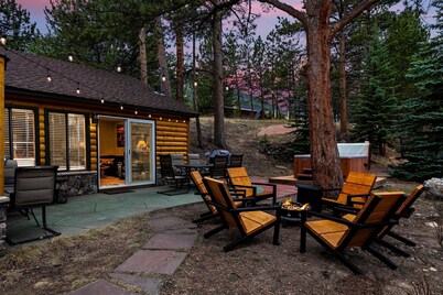 SPA RIVER CABIN On River, Hot Tub, 5 Min RMNP, Steam Shower, Firepit, 2 Bath